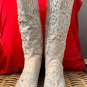 Elegant White Embroidered Women's Boots